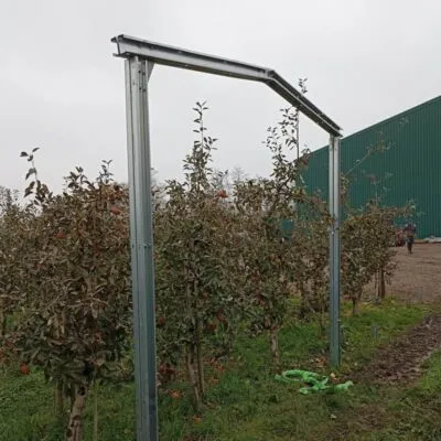 Földre szerelhető napelemes rögzítőrendszer AGRO-PV (2 oszlopos árnyékoló szerkezet) Földre szerelhető napelemes rögzítőrendszer AGRO-PV (2 oszlopos árnyékoló szerkezet)